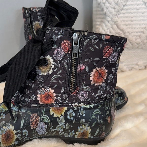 Sperry Black Floral Lace-Up Waterproof Ankle Rain Boots - Picture 3 of 6